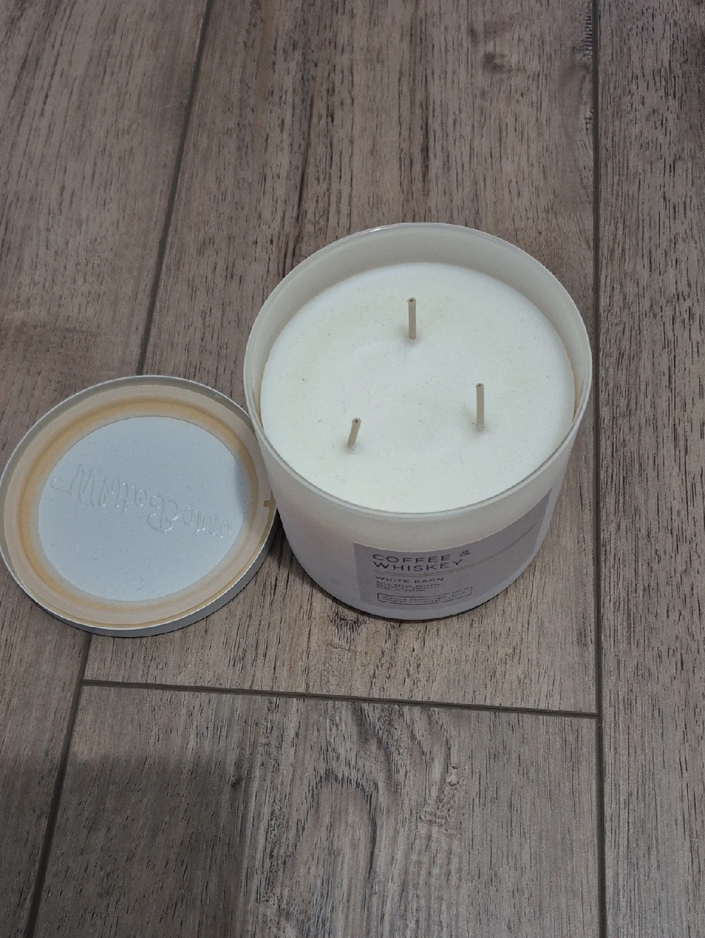 White Barn. Coffee & Whiskey. NWT. 14.5oz 3wick Candle. - Picture 2 of 5